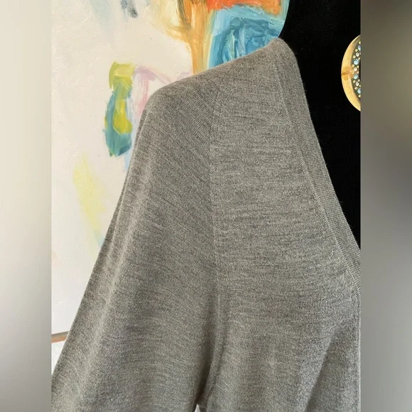 Gucci cashmere, silk and wool cardigan with gold designer buttons and gold logo. - Picture 4 of 16